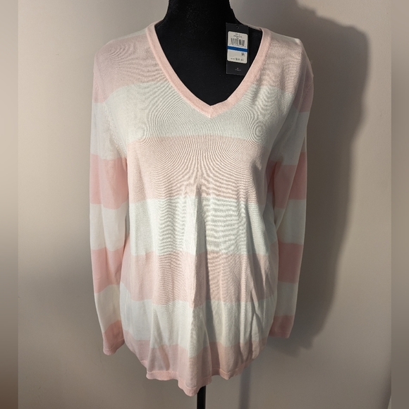 Tommy Hilfiger Sweaters - NWT Tommy Hilfiger v-neck sweater